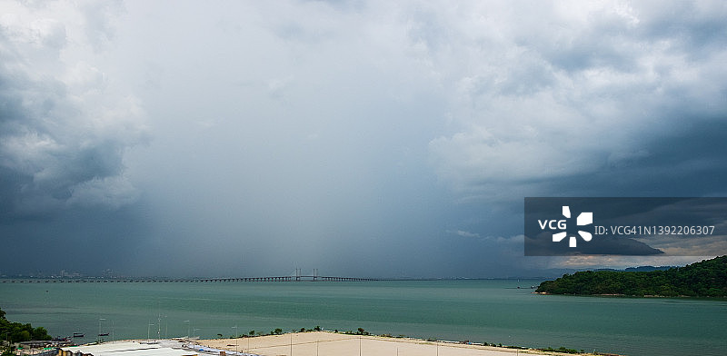 槟城大桥上的雨云 - 高角度图片素材