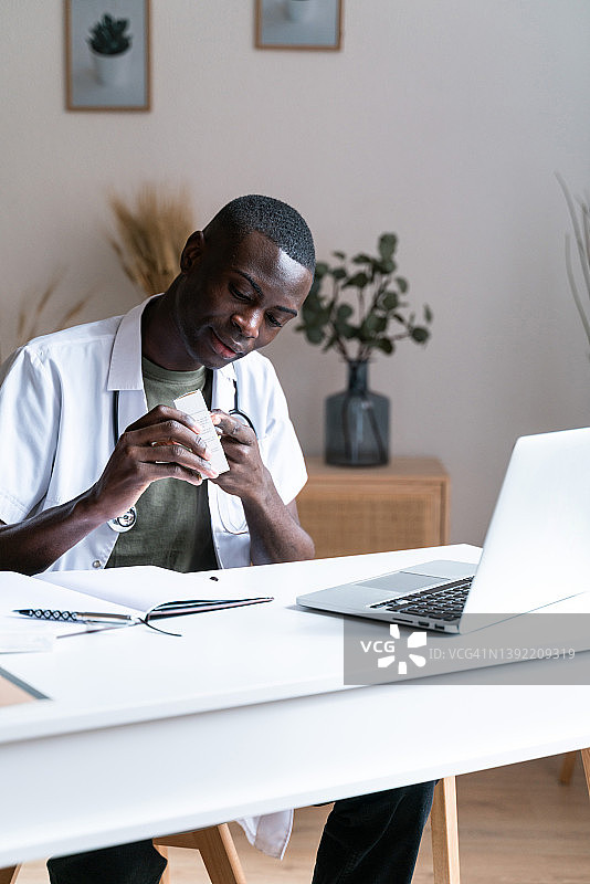 非裔美国医生通过视频通话向患者咨询药物的禁忌症图片素材