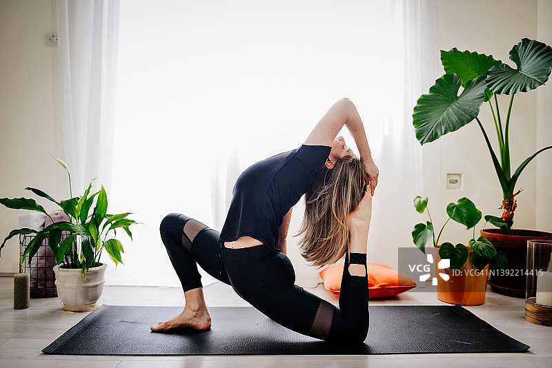 年轻女人在家做运动图片素材