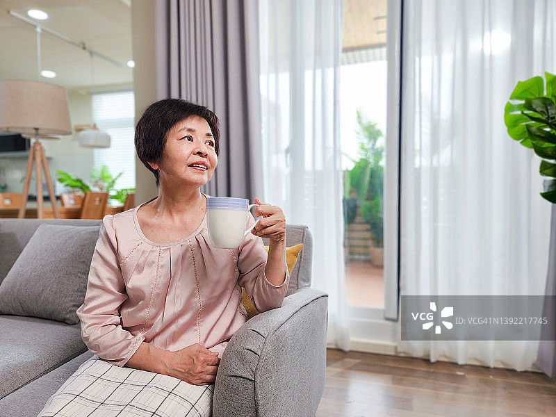 老年妇女饮用图片素材