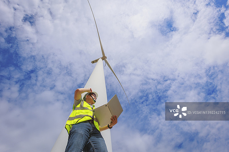 在风力涡轮机领域工作的工程师，为可再生能源、清洁能源或环境保护理念发电图片素材