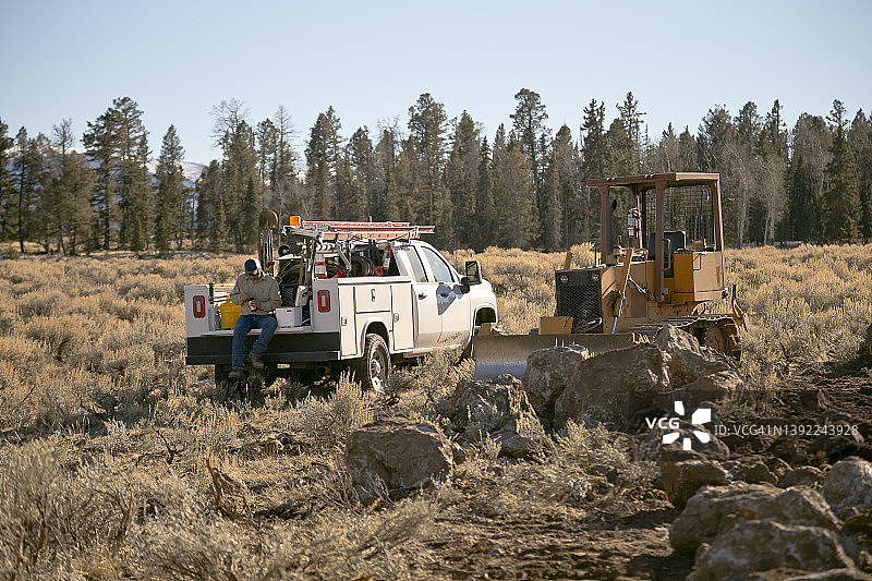 乡村公路电力基础设施图片素材