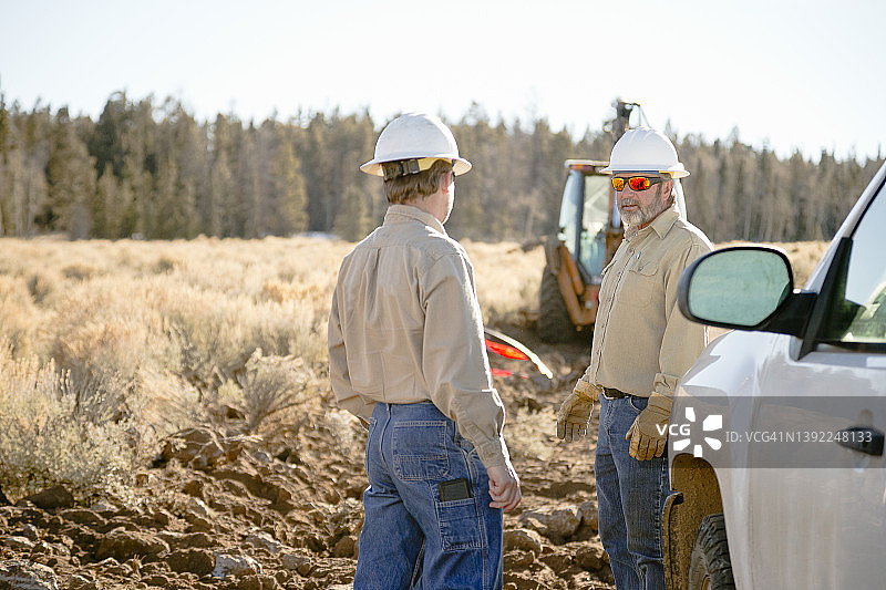 乡村公路电力基础设施图片素材