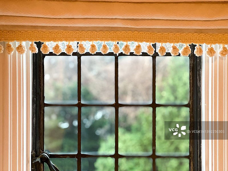 都铎式住宅的铅条玻璃窗与罗马帘图片素材