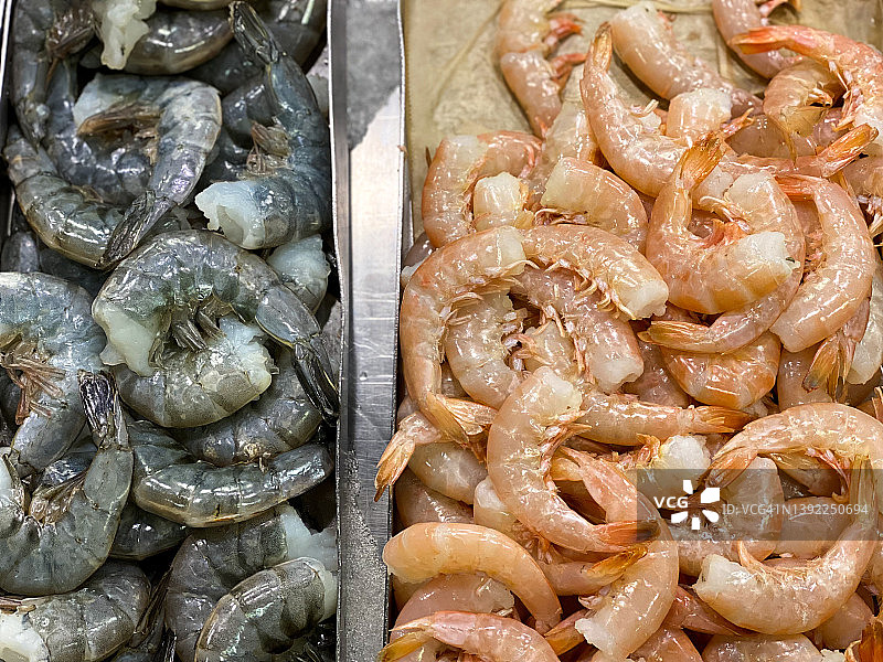 市场上的新鲜生虾和蒸虾图片素材