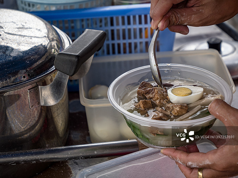 在摩托车餐车上准备的传统亚洲泰国街头食品图片素材