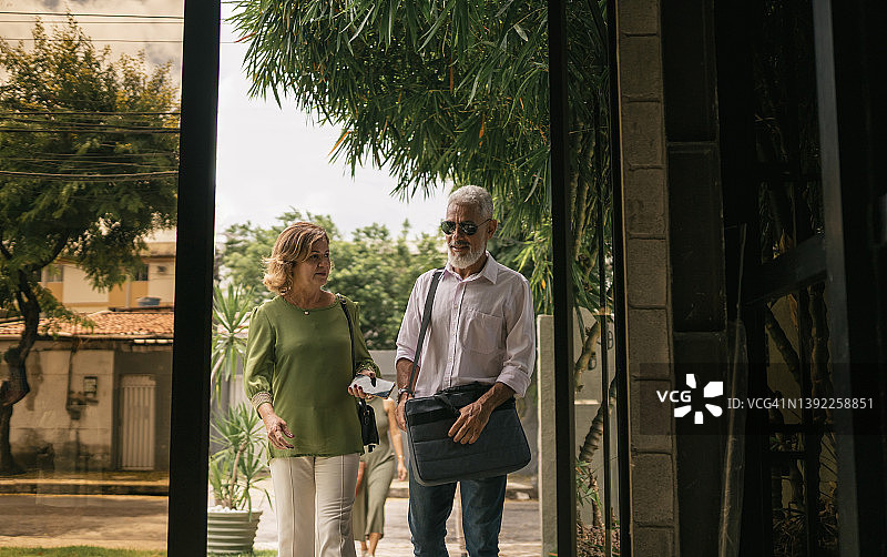 中年人在公司上班图片素材