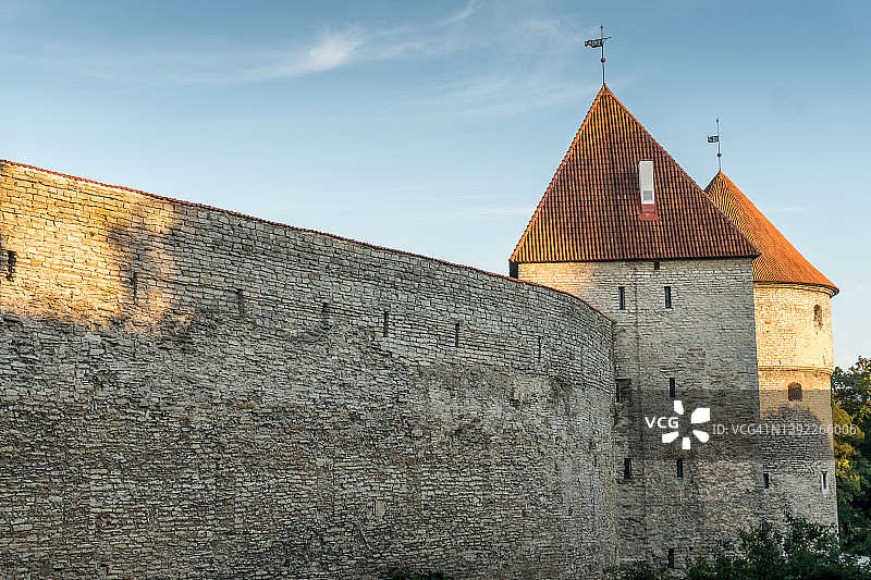 塔林城墙和中世纪塔楼图片素材