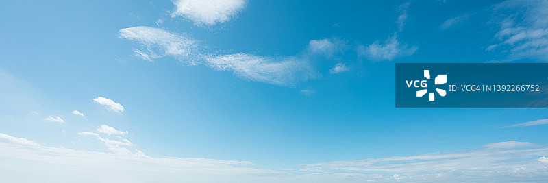 白云在蓝天图片素材