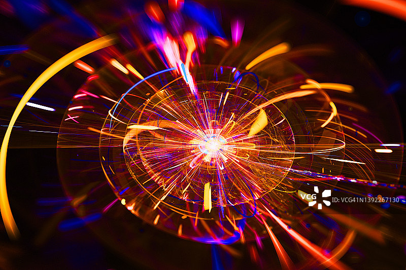 抽象未来主义放射技术霓虹红黄色太阳光分形平台黑色背景图片素材