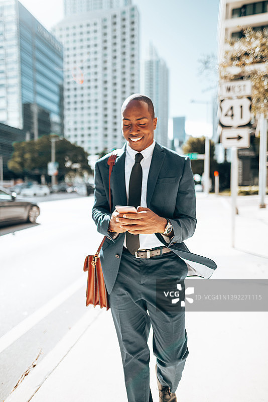 在迈阿密使用智能手机的商人图片素材