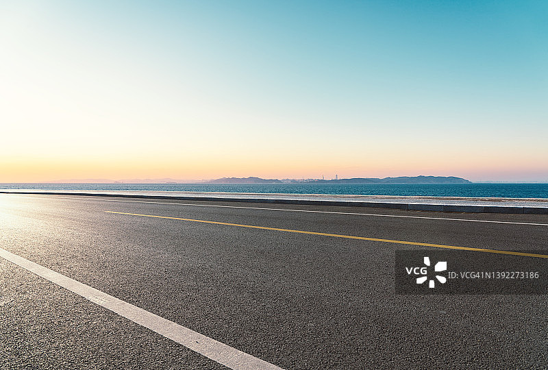 日落时分的沿海公路图片素材