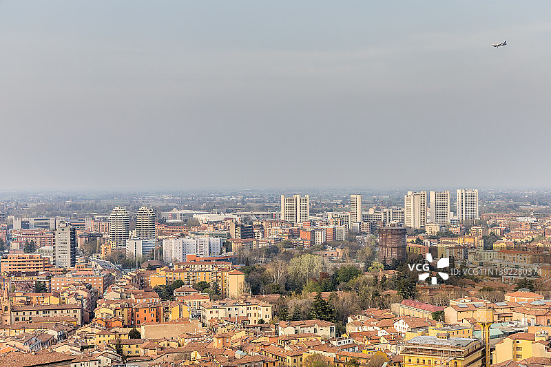 飞机飞越博洛尼亚市图片素材