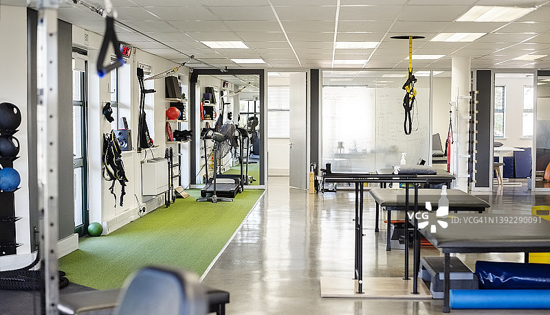 康复中心内部：配有治疗设备图片素材