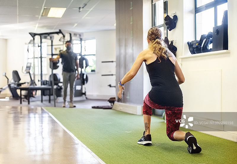 患有脑瘫的女人在康复中心做弓步锻炼图片素材