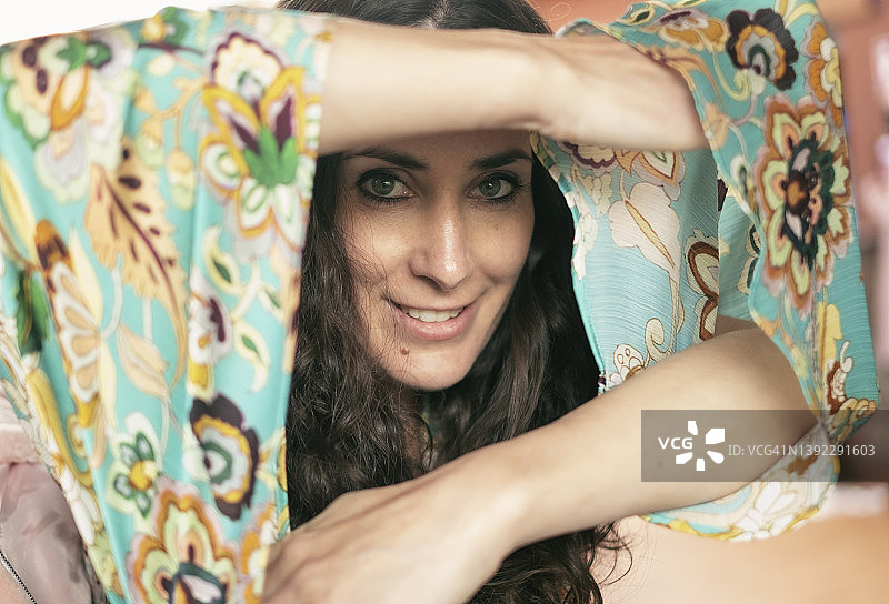 西班牙女人专注地盯着镜头图片素材