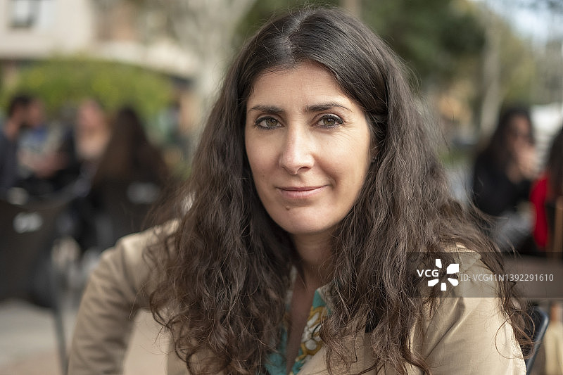 看着镜头的37岁真实女人图片素材