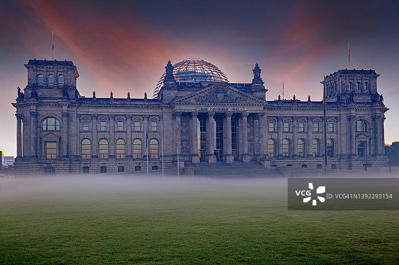 柏林国会大厦日出与地面雾气图片素材