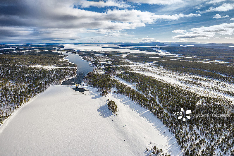 阳光明媚的北极景观航拍图片素材