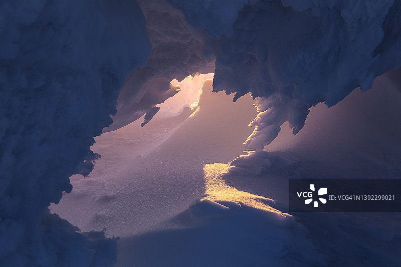 阳光照耀下的风蚀雪洞图片素材
