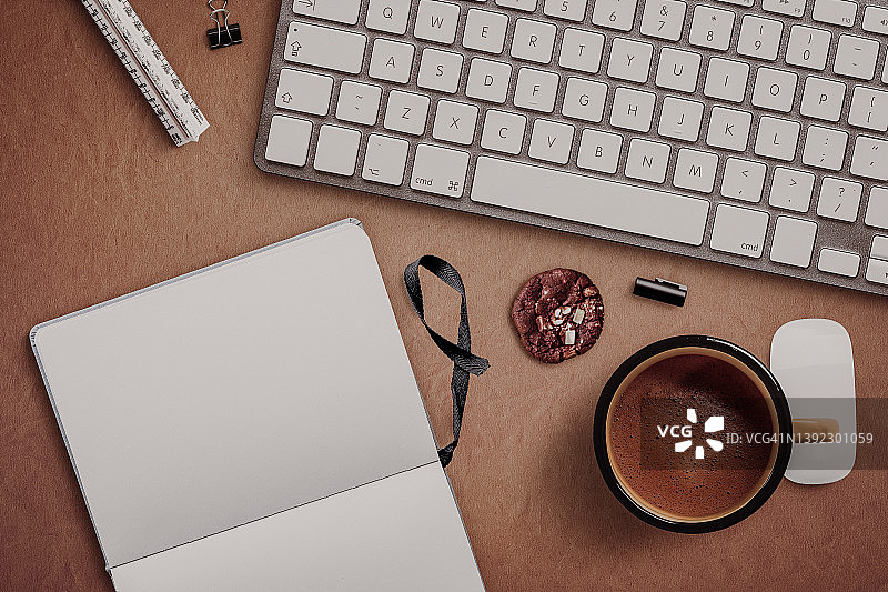 白色键盘、巧克力蛋糕、写字板、咖啡和剪刀的扁平风格构图图片素材