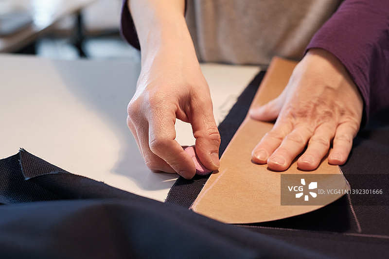 服装工作室里裁缝的手图片素材