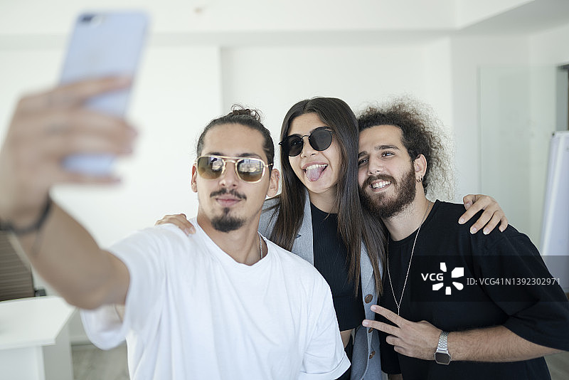 一群年轻商务人士在办公室自拍图片素材