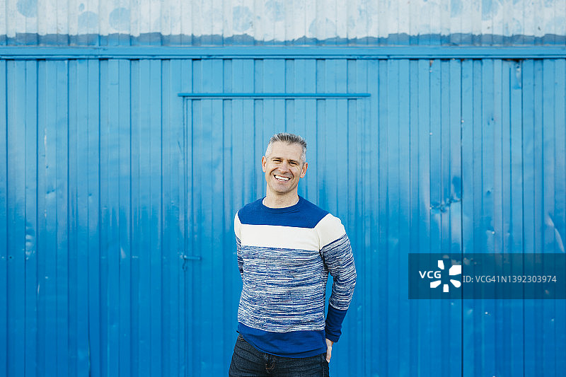 白发男人肖像图片素材