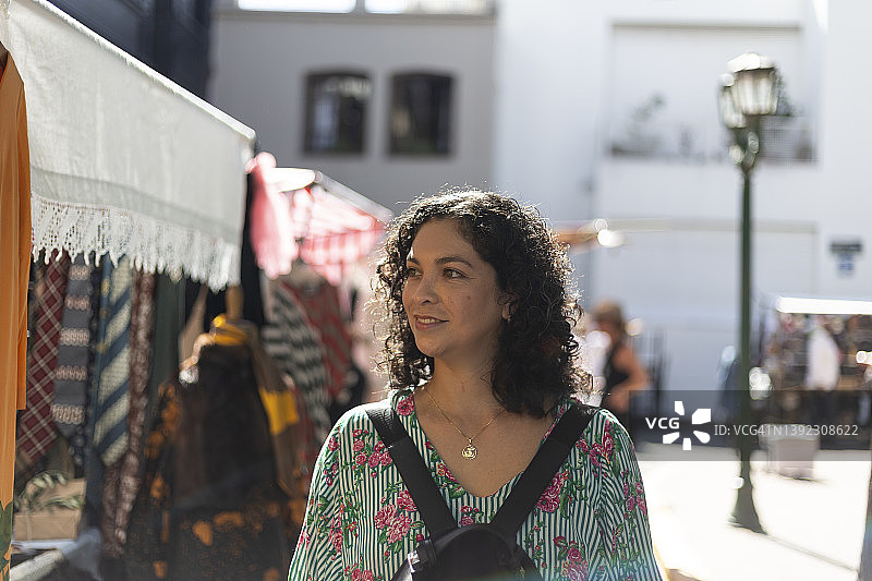 在古董交易会上三十多岁的卷发拉丁裔女性图片素材