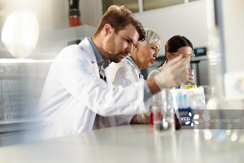 年长的科学家和她的年轻同事在实验室进行医学研究图片素材