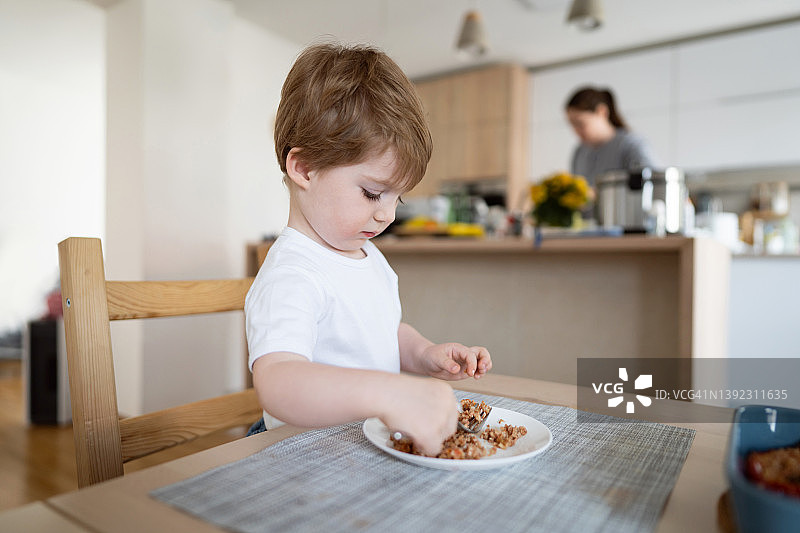 可爱的白人幼儿自己吃健康餐图片素材