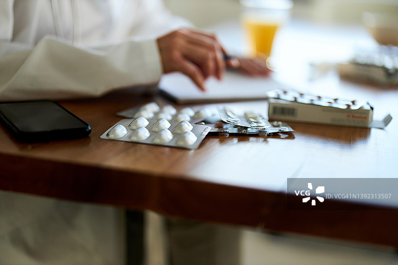 医生桌上的抗生素图片素材