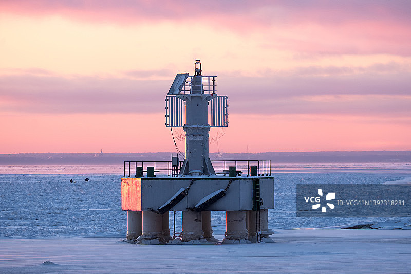 夕阳下带有太阳能电池板的白色导航标志图片素材