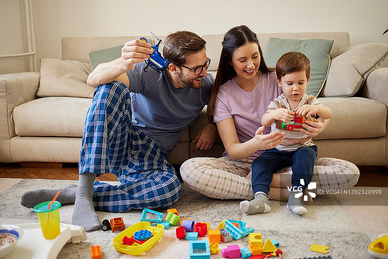 在家里的俏皮年轻家庭图片素材