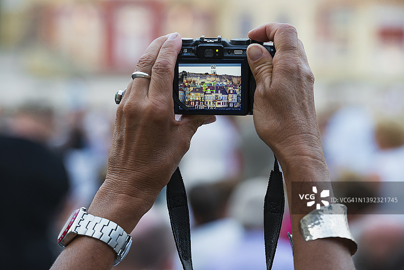 使用小型相机拍摄的照片图片素材