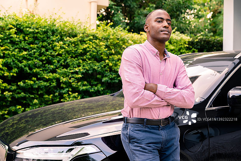 自信的男人租了一辆电动汽车图片素材