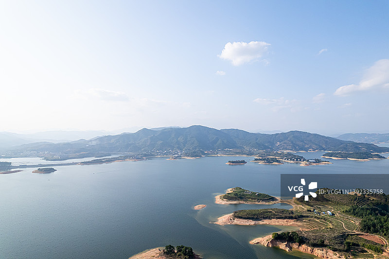 水库中不同形状的岛屿图片素材