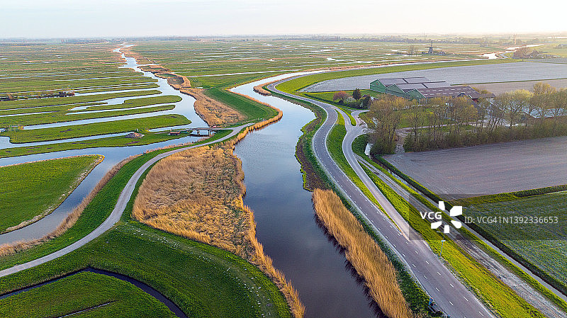 荷兰农业区平静河流的航拍照片图片素材