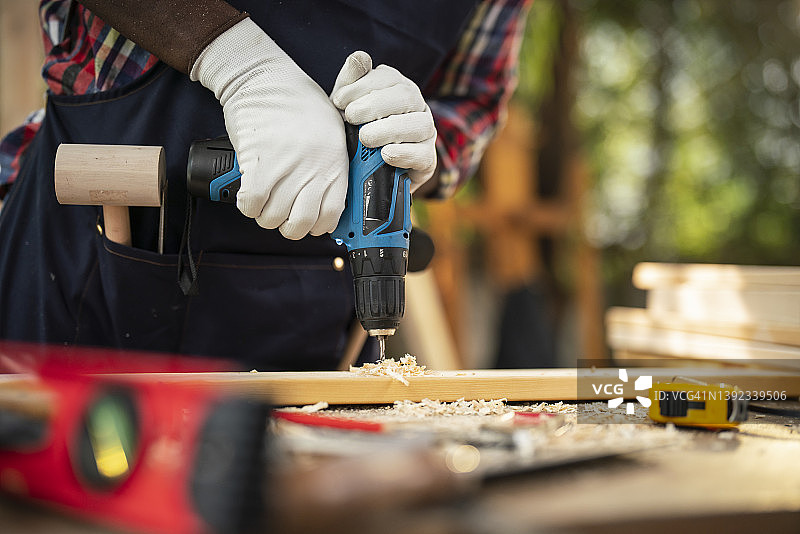 在车间使用钻头的男人图片素材