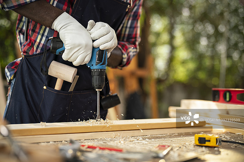 金属钻头在木头上钻孔图片素材