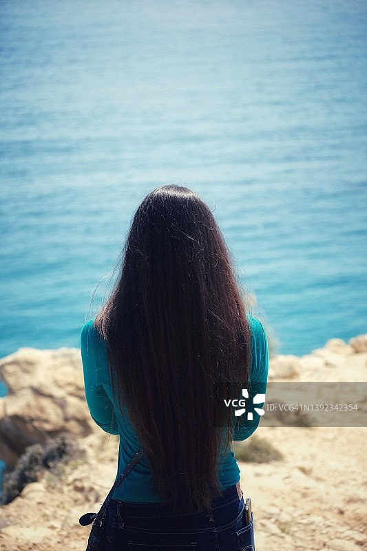 女孩从背后看海图片素材