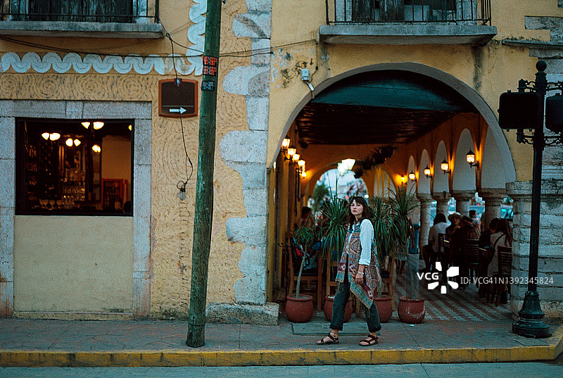 女人在墨西哥巴利亚多利德镇散步图片素材