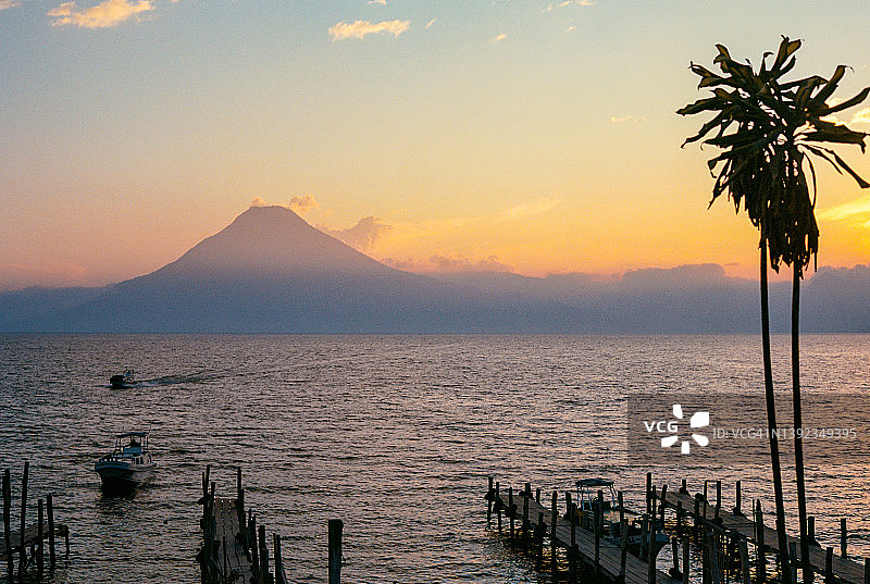 危地马拉阿蒂特兰湖日落时分的船只风光图片素材