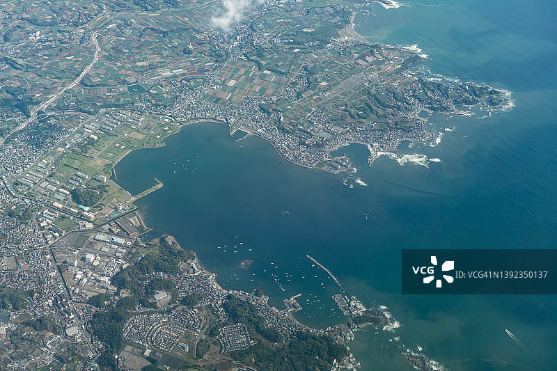 从飞机上俯瞰日本神奈川县横须贺市图片素材