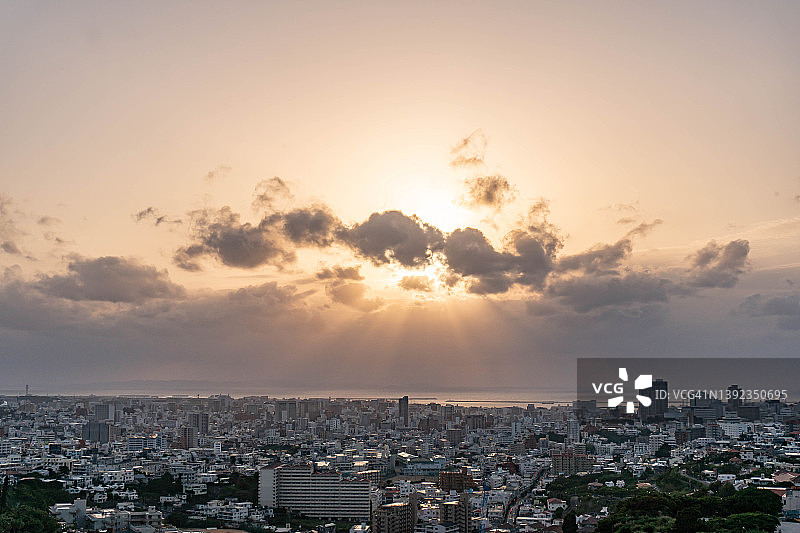 日本那霸市的日落阳光图片素材