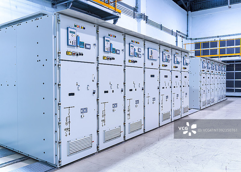 变电站室内的开关设备配电，继电保护系统配电盘，中压开关设备。发电厂。图片素材