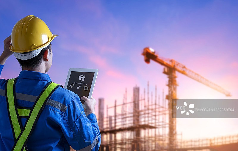 在建筑工地使用平板电脑的工程师，建筑服务概念，建筑与结构图片素材