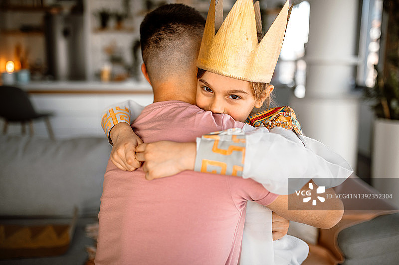 父女在家拥抱图片素材