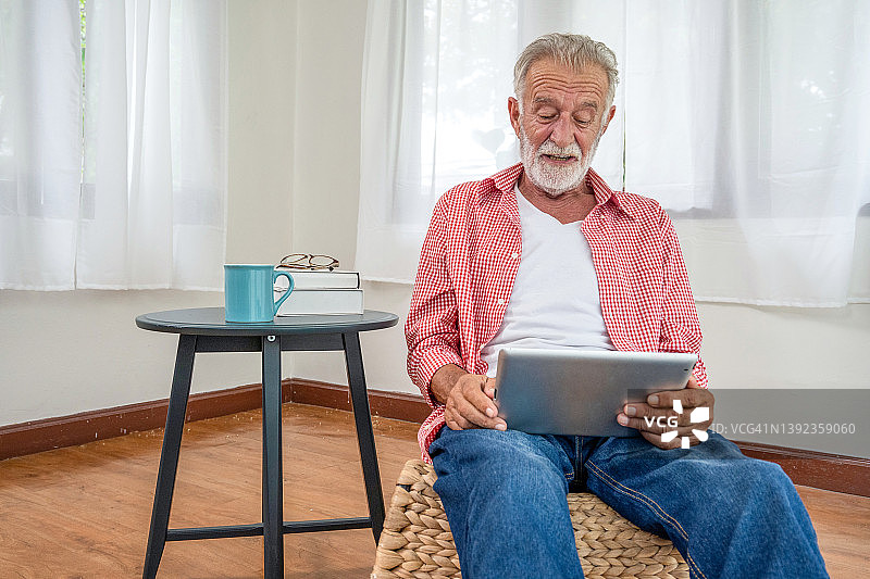 表情严肃的男人使用笔记本电脑图片素材
