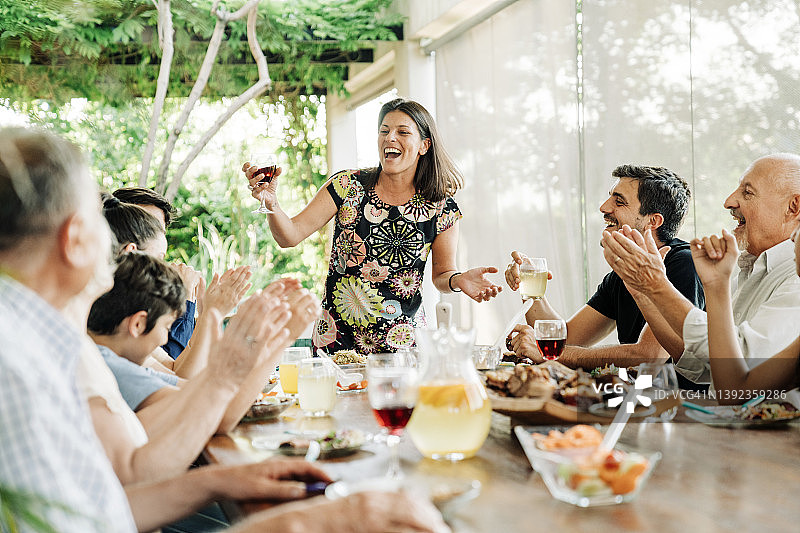 幸福家庭在露台上享受周末派对图片素材